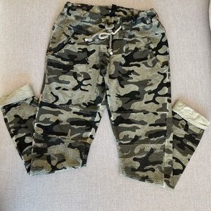 Cute camo joggers w drawstring waist